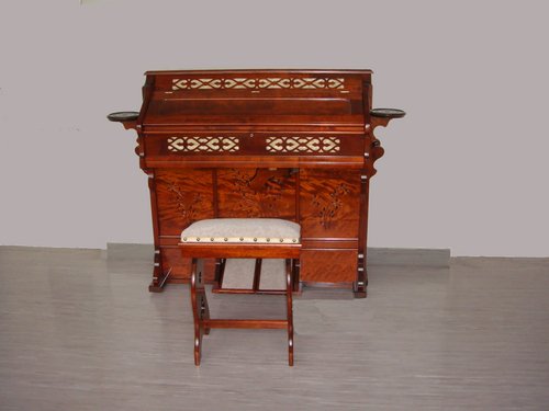 100 年前の開校時の山葉風琴（オルガン）