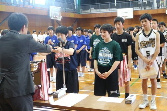 女子表彰状・優勝カップ授与