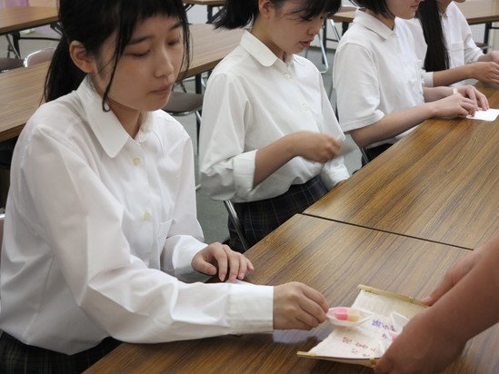 香煎席でお菓子を取る様子