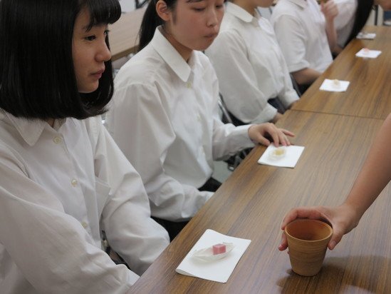 お茶を頂く様子