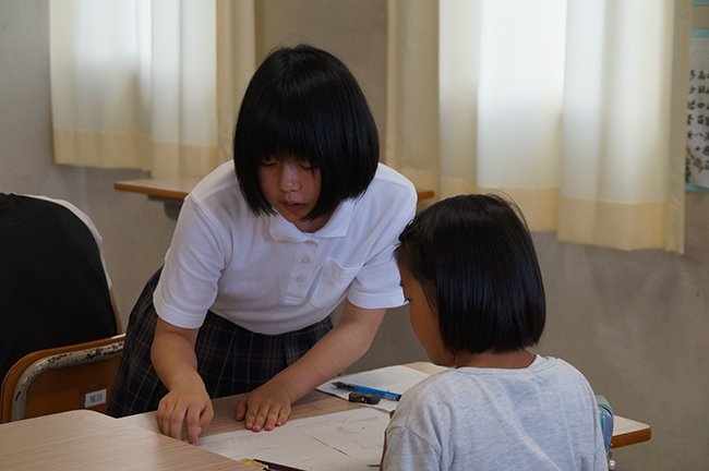小学生に教える中学生