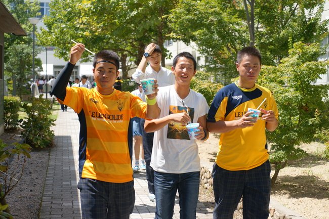 模擬店を楽しむ生徒たち