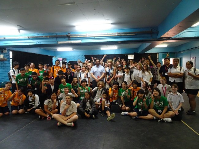 現地の生徒との集合写真