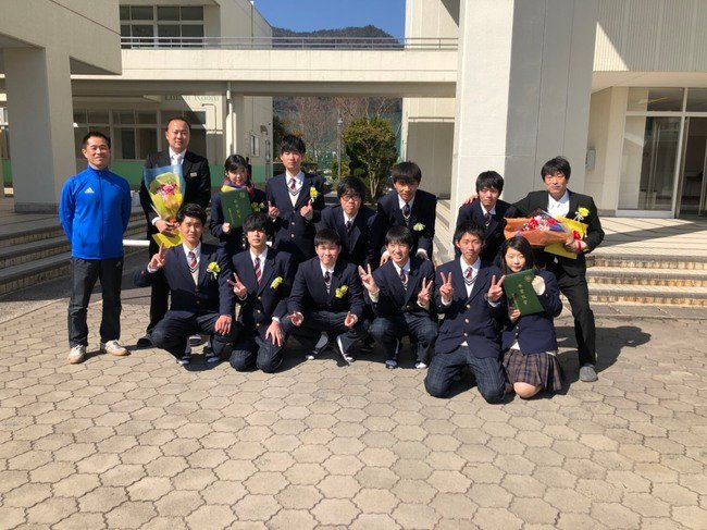 卒業生11名と松井先生、鈴木先生、中学校サッカー部の中川先生と